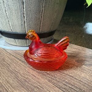 LE Smith Amberina Hen on Nest 3.5”